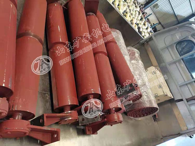 我公司一批給煤機(jī)配件在倉(cāng)庫(kù)裝車發(fā)貨